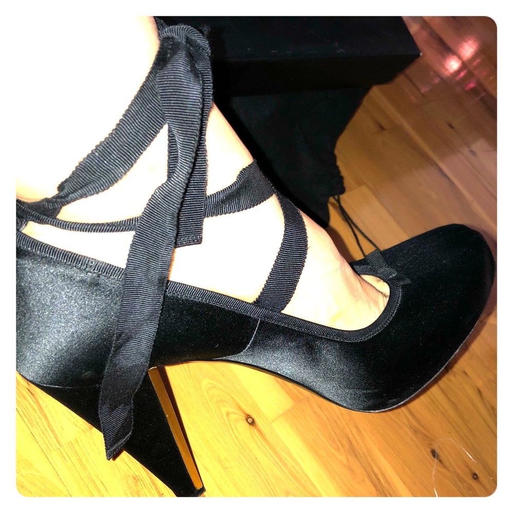 Donna Karan black dress shoe hills